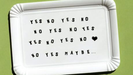 Kartonnen onderzetter met herhaling van 'YES NO YES NO', een hartje en 'maybe' – symboliseert de vraag: ben je klaar om te daten na een relatiebreuk of nog niet?